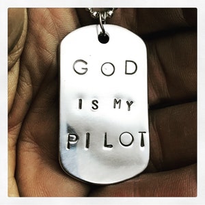 Smart Blonde Targa In Metallo 'God Is My Pilot' – Fori Preforati, Resistente, Colori Nitidi - 3