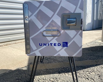 Mesa auxiliar con caja de cocina de United Airlines