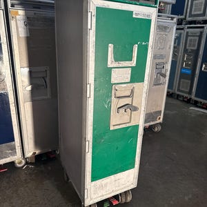 K&ouml;nnte beinhalten: Ein gr&uuml;ner und silberner Rollwagen mit einem Griff und einem Etikett mit der Aufschrift "BP 3245".