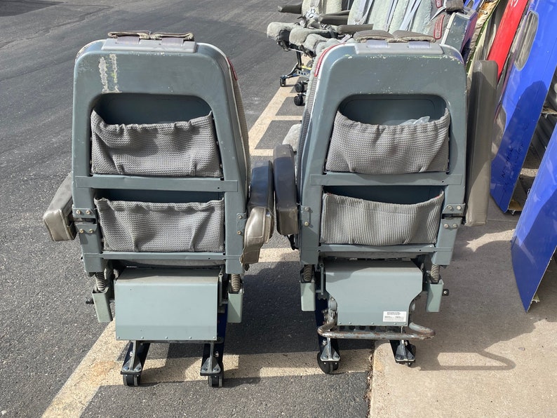Single cockpit desk chair Southwest Airlines B737 image 2