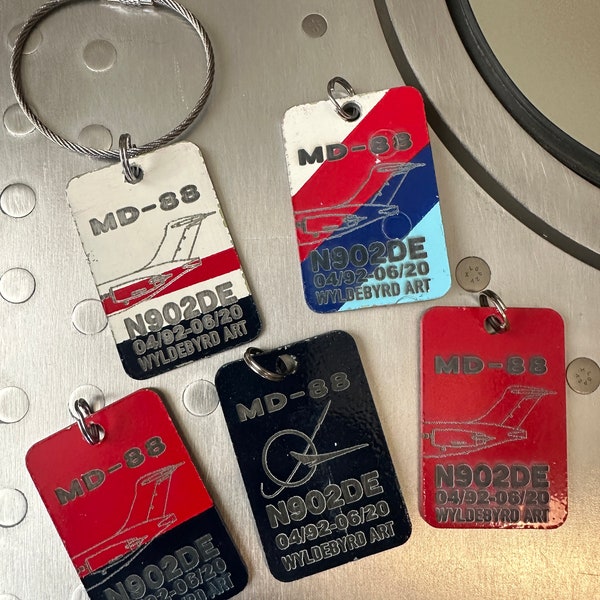 Delta Airlines MD-88 skin keychains and luggage tags N902DE