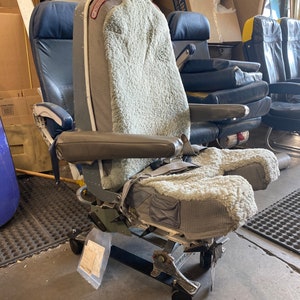 Single cockpit desk chair Southwest Airlines B737 image 7