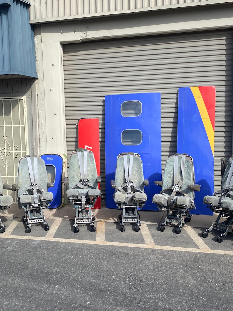 Single cockpit desk chair Southwest Airlines B737 image 1