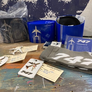 United Air First Class Collectors Tin with THREE unique aircraft skin luggage tags!