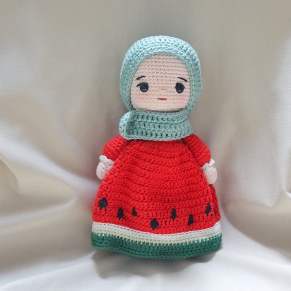 Fille amigurumi avec robe pastèque, poupée musulmane au crochet pour enfants, cadeau pour baby shower, peluche avec robe rouge et hijab vert.