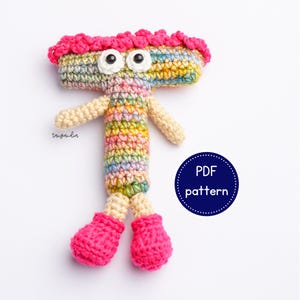 Patrón de crochet para la fuente del alfabeto. Letra T mayúscula amigurumi. Inicial de nombre para llavero. Regalo perfecto para una amiga.