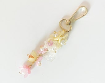 Pink Beaded Keychain for Women, Simple Accessories for Mother's Day Gifts, Handmade Jewelry for Gift, Flowers Bag Charm for Christmas Gift.