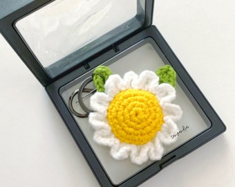 Crochet Flower Daisy Keychain,Handmade Gift for Her, Crochet Jewelry, Bag Charm for Bridesmaid, Amigurumi Flowers for Wedding Gift.
