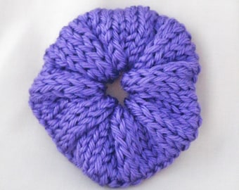 Lila Scrunchie Haargummi, gehäkeltes Accessoires für Halloween, Stylishes Outfit für täglich.