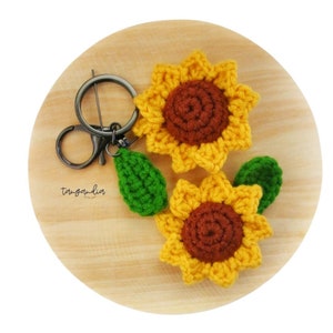 Pretty Flower Keychain – The Yarn Bowl Crochet