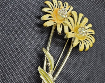 Broche vintage à deux fleurs en émail avec strass et plaqué or énorme signé BSK B. S. K.