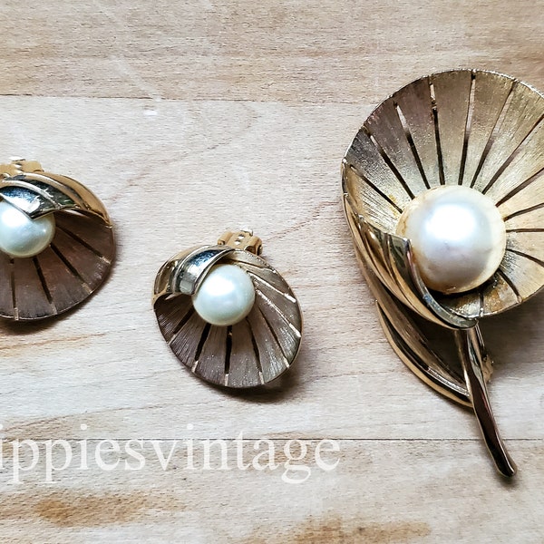 Vintage Signed Kramer Gold Plated Palm Frond Tropical Flower and Faux Pearl Clip Earring and Brooch Set MCM