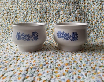 Cukiernice Vintage Pfaltzgraff Yorktowne: beżowo-niebieska kamionka (bez pokrywek, USA, zestaw 2 szt.)