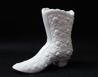 Daisy and Button Milk Art Glass Boot par L.E. VERRE SMITH