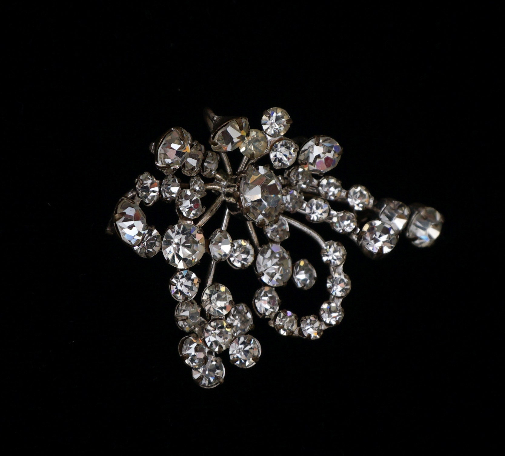 Large vintage shop brooches and pins