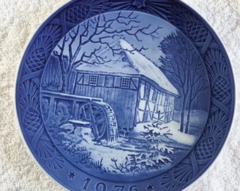 Assiette de collection de Noël en porcelaine Royal Copenhagen vintage 1976 « Moulin à eau de Vibaek »