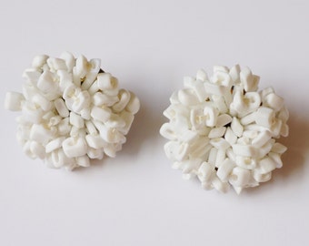 vintage Signé Vogue White Confetti Chrysanthemum Clip Boucles d’oreilles