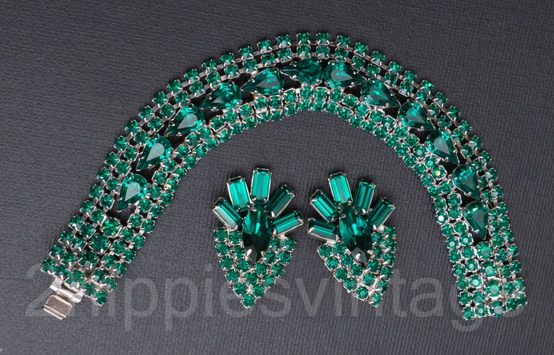 Parure de bracelet et de boucles d'oreilles rétro en strass vert émeraude des années 1960 image 2