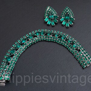 Parure de bracelet et de boucles d'oreilles rétro en strass vert émeraude des années 1960 image 6