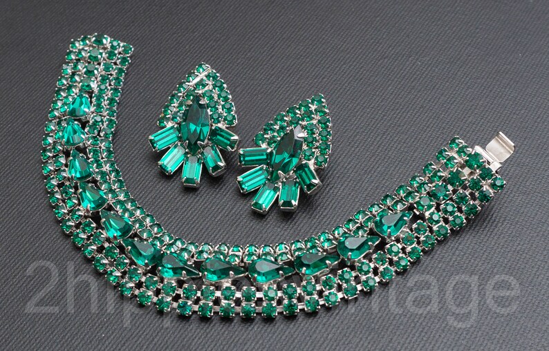 Parure de bracelet et de boucles d'oreilles rétro en strass vert émeraude des années 1960 image 4