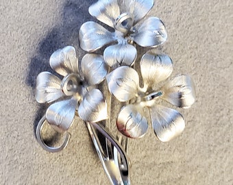 Vintage Silvertone Three Lily Bouquet Brooch Pin Unsigned