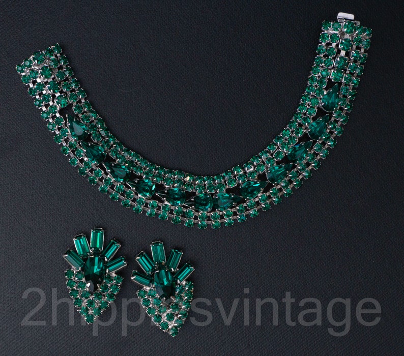 Parure de bracelet et de boucles d'oreilles rétro en strass vert émeraude des années 1960 image 7