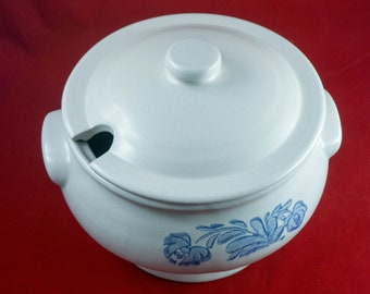 Yorktowne (USA) firmy Pfaltzgraff Vintage Soup Tureen and Lid Beige and Blue Stoneware