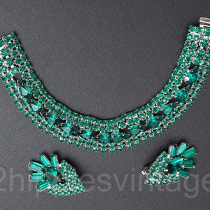 Parure de bracelet et de boucles d'oreilles rétro en strass vert émeraude des années 1960 image 8