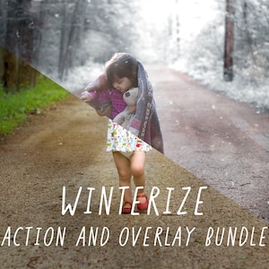 Puede incluir: Una ni&ntilde;a camina por un sendero en un bosque nevado. Lleva un su&eacute;ter rosa y una falda blanca. Lleva un animal de peluche. El texto "Winterize Action and Overlay Bundle" est&aacute; escrito en el camino.