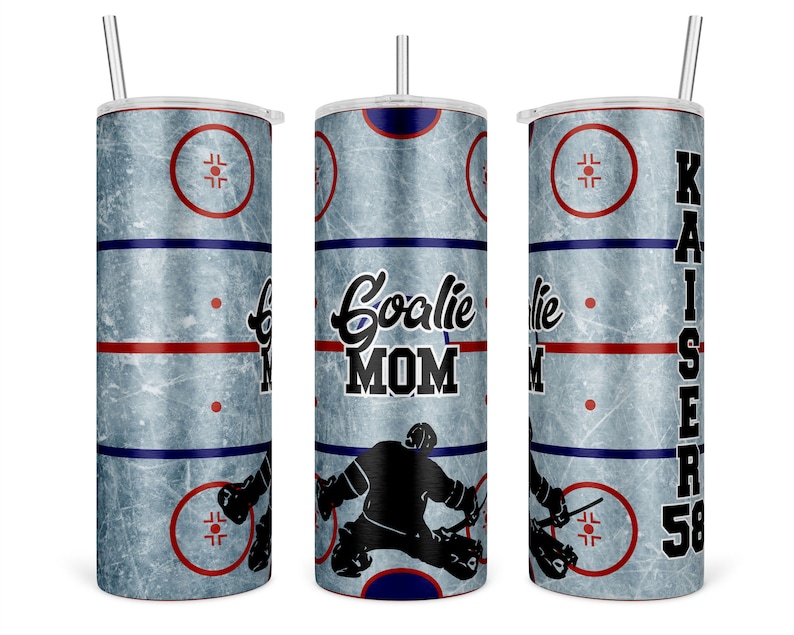 Peut inclure: Un gobelet en acier inoxydable avec un motif de patinoire de hockey. Le gobelet a un motif bleu, rouge et blanc avec le texte "Goalie Mom" et une silhouette d'un joueur de hockey. Le gobelet est pr&eacute;sent&eacute; avec une paille.
