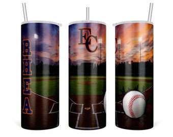 Tumbler de baseball personnalisé Parfait pour ces jeux de baseball. 20 onces et comprend couvercle et paille. Fabriqué par Kota Couture.