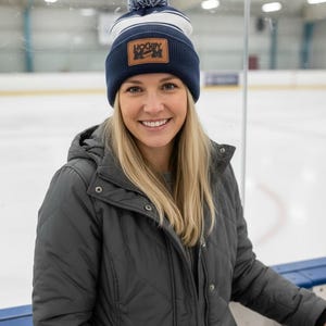 Hockey Mom Pom Pom-mössa med läderlapp. Kota Couture