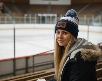 Hockey Mom Stickad Mössa med Läderlapp - Anpassa lagets Färg och Nummer, Kota Couture