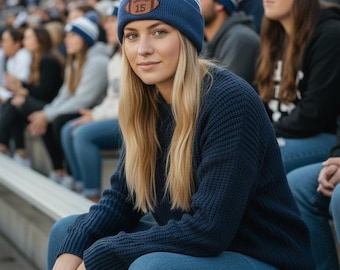 Personlig fotbollsmössa: Vintermössa med lädermärke och pom-pom. Kota Couture