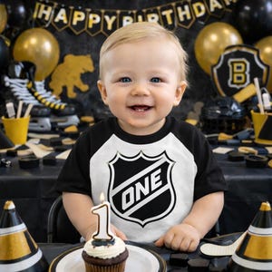 Personalisiertes Hockeyschläger-Shirt zum ersten Geburtstag: NHL Style Tee