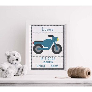 Patrón de punto de cruz de muestrario de bebé, anuncio de nacimiento, patrón de punto de cruz de motocicleta, alfabeto incluido