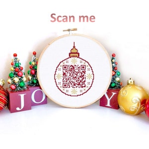 Weihnachtskreuzstichmuster, Weihnachtsornament Kreuzstichmuster mit einem QR Code, der mit einem Weihnachtslied verknüpft ist