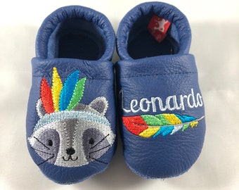 Krabbelschuhe Lederpuschen Krabbelpuschen dunkelblau mit Indianer Waschbär und Name, personalisiert, gestickt, Federgetier