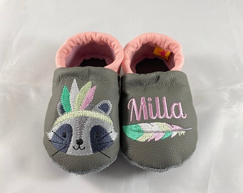Personalized leather baby shoes, grey/pink with Native American, raccoon and name, embroidered, feathered creatures