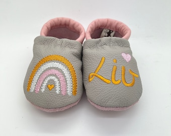 Krabbelschuhe Lederpuschen Krabbelpuschen hellgrau / rosa mit Regenbogen und Name nach Wunsch mit kleinem Herz, personalisiert