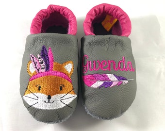 Krabbelschuhe Lederpuschen Krabbelpuschen grau / pink mit Indianer Fuchs und Name, personalisiert, gestickt, Federgetier