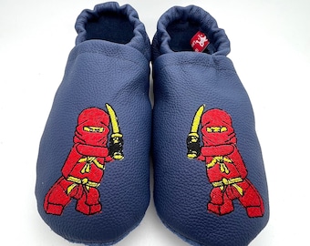 Krabbelschuhe Lederpuschen Krabbelpuschen dunkelblau mit einem roten Ninja, gestickt