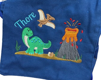 Kindergartentasche, Kinder Rucksack, Umhängetasche für den Kindergarten, bestickt mit Dino Landschaft, Dinosaurier, personalisiert,mit Namen