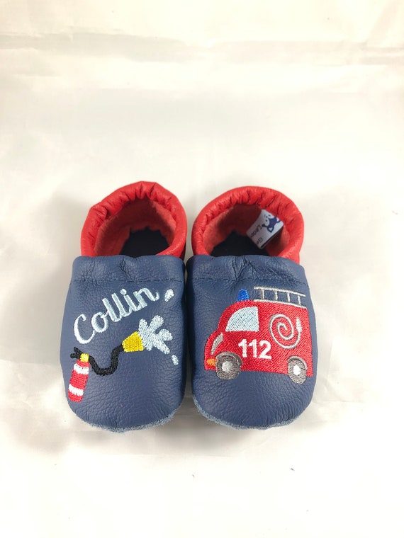 Krabbelschuhe Lederpuschen Krabbelpuschen dunkelblau / rot mit Feuerwehr, Feuerlöscher und Name, personalisiert, gestickt  NEU