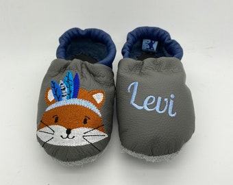 Krabbelschuhe Lederpuschen Krabbelpuschen grau / dunkelblau mit Indianer Fuchs und Name, personalisiert, gestickt