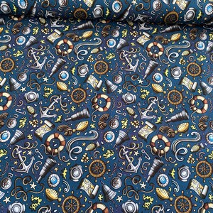 Könnte beinhalten: Dunkelblauer Stoff mit nautischem Muster, das Anker, Steuerräder, Fernrohre, Rettungsringe, Kompasse und Fische zeigt. Das Design enthält gelbe, braune und weiße Akzente und bildet eine detaillierte maritime Illustration.