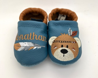 Krabbelschuhe Lederpuschen Krabbelpuschen jeansblau / braun mit Indianer-Bär und Feder, Boho Style, gestickt, personalisiert mit Name