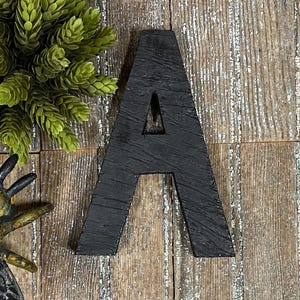Lettre initiale A en bois noir de 7 po. ! Décoration alphabet vintage découpée à la main ! Lettre monogramme !