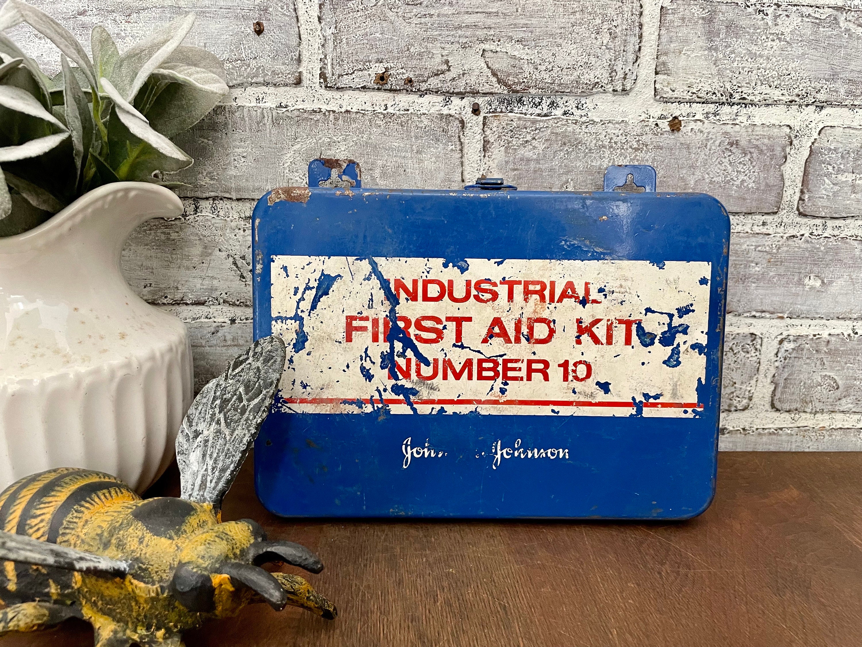 Vintage johnson and johnson first aid kit - Etsy 日本
