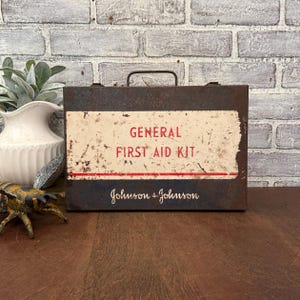 ヴィンテージのジョンソン・エンド・ジョンソン救急箱：赤、白、青のインダストリアルな装飾